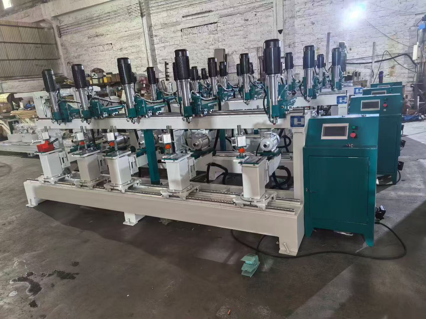 鉆孔機：正鉆，反鉆，橫貼，豎鉆，斜鉆，側(cè)鉆，手動，半自動，全自動；使用昆侖通態(tài)TPC7032Ei